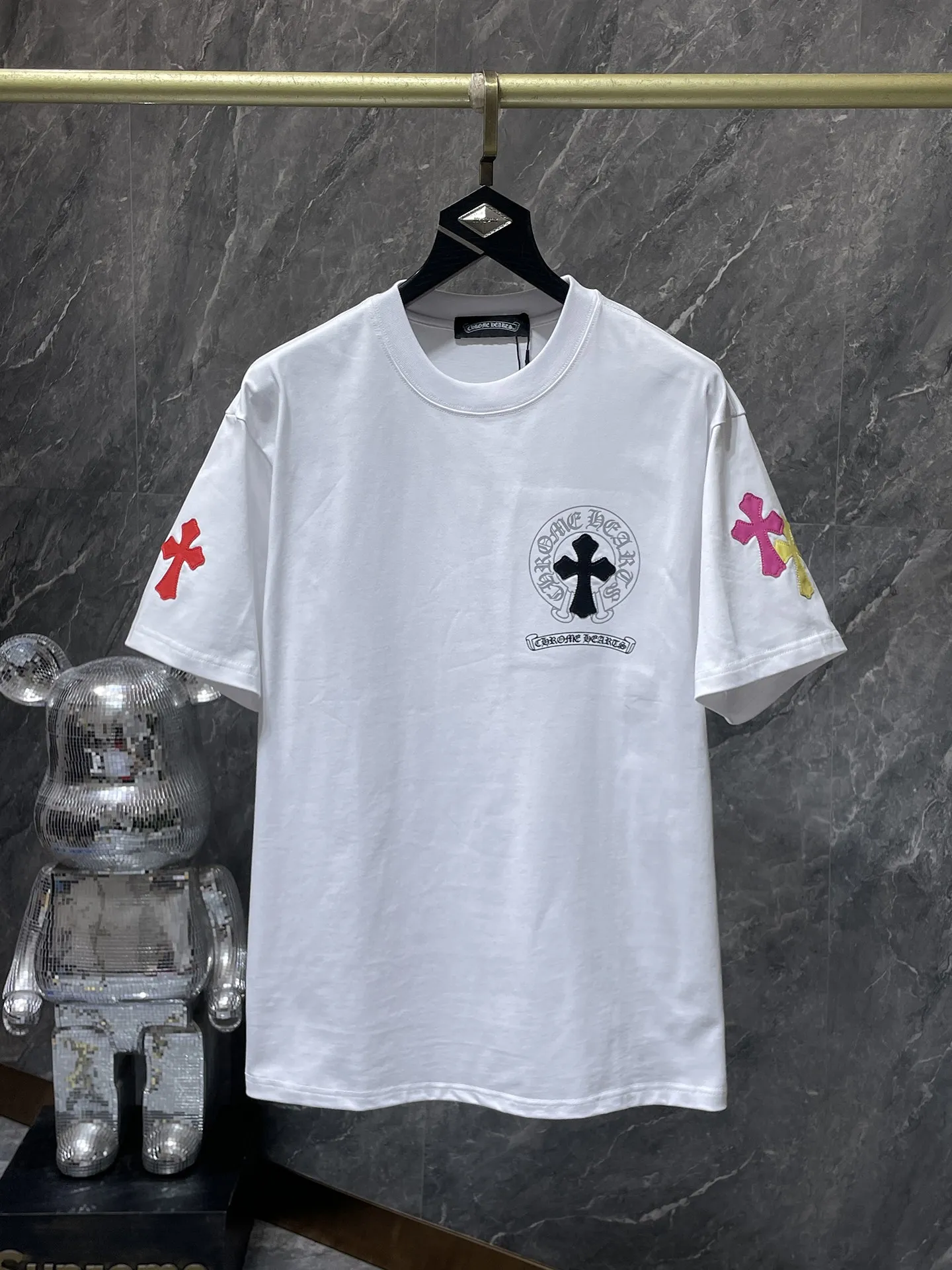 P160 New Chrome Hearts 25ss for summer. High-weight, environmentally friendly and high-quality top-quality fabric. 260g~270g. Chrome colored cross and leather Sanskrit horseshoe short sleeves. Counter synchronization. 1:1 replica version. Recommended colors: white, black.